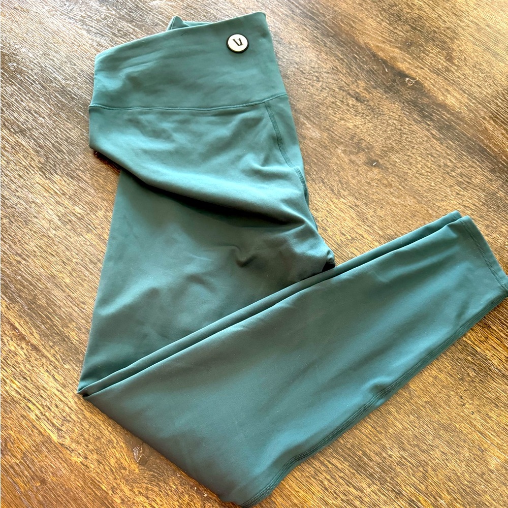 Vuori chilled out legging, color beryl, great condition